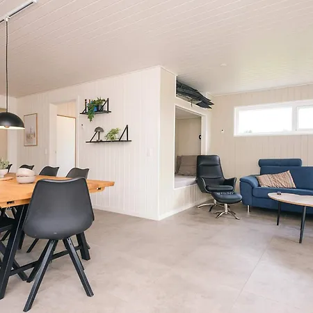Luxury Seaside Retreat In Feriehus